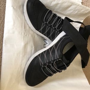 Womens Clark’s pull on tennies